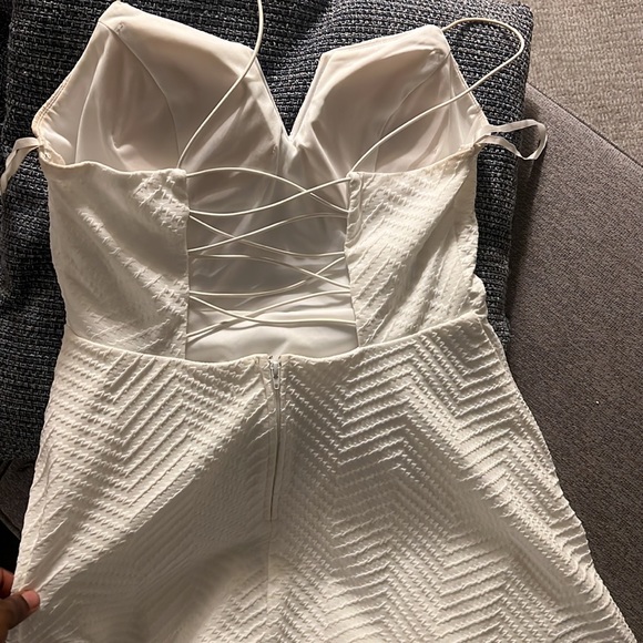 White A line dress with cross back detail.Perfect for a medium. - Picture 2 of 2